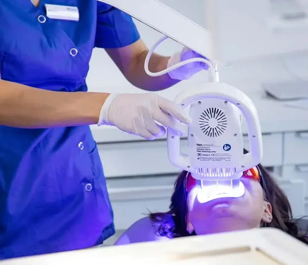 Prophylaxeassistentin f&uuml;hrt ein Bleaching bei einer Patientin durch