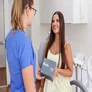 Prophylaxeassistentin &uuml;bergibt Patientin ein Home-Bleaching-Kit