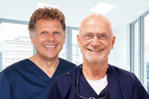 Portrait von Axel Schröder und Wolfgang Bolz in blauen Kasacks
