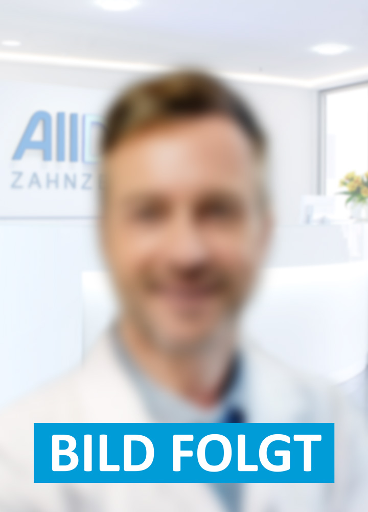 Portrait Platzhalter "Bild folgt" verschwommener blonder Mann